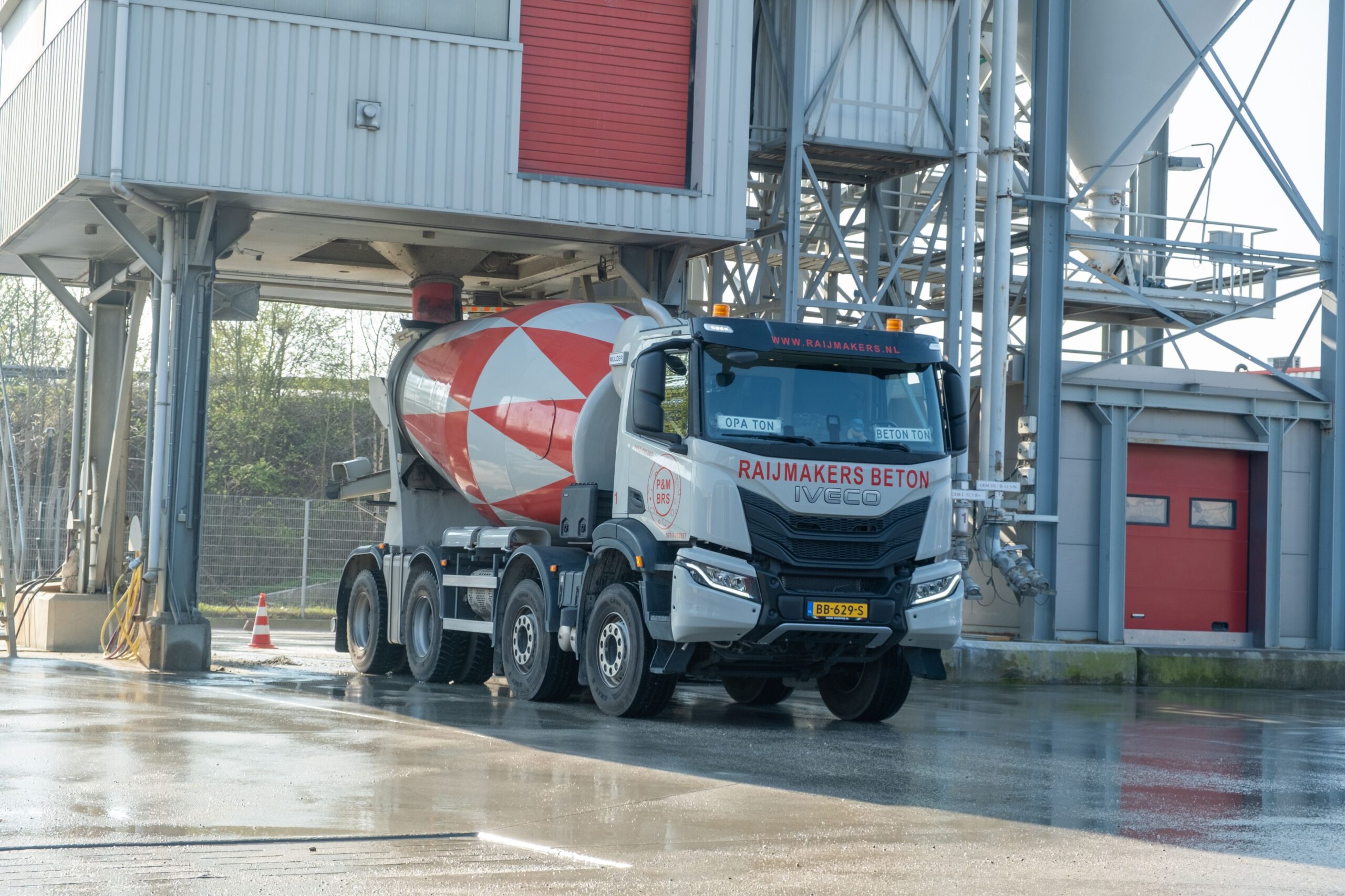 .T-Way 8x4 Wide-Spread met 12M3 Electrische Mulder-Miver bij centrale