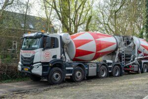 .T-Way 8x4 Wide-Spread met 12M3 Mulder-ECO-Drive bij betonpomp