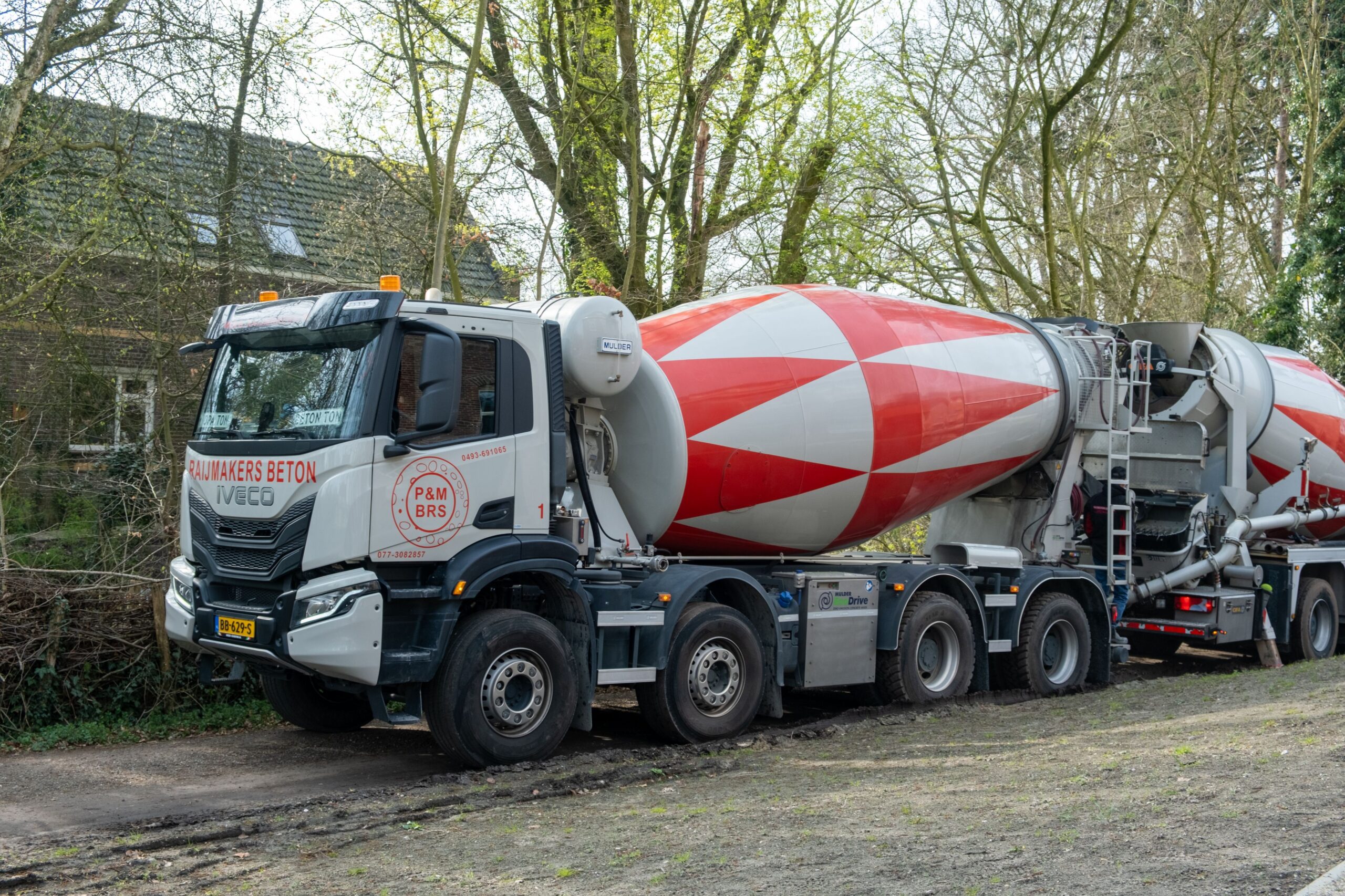 .T-Way 8x4 Wide-Spread met 12M3 Mulder-ECO-Drive bij betonpomp